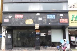 Mặt bằng tại số 290 Hai Bà Trưng, phường Tân Định, quận 1, TP.HCM được dán biển cho thuê trong nhiều tháng nay (Ảnh: Lê Toàn)