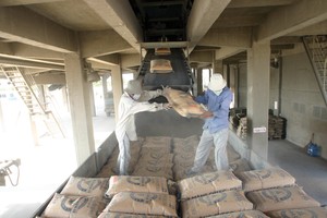 Tiêu thụ xi măng từ đầu năm đến nay khó khăn, khiến lợi nhuận nhiều công ty giảm mạnh.