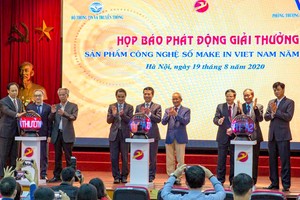 Bộ trưởng Bộ TT&TT Nguyễn Mạnh Hùng cùng các Đại biểu phát động Giải thưởng “Sản phẩm công nghệ số Make in Viet Nam” năm 2020.