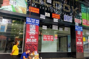 Mặt bằng trên đường Hai Bà Trưng, quận 1 (TP.HCM) được dán biển cho thuê trong khi trước đây do thương hiệu thời trang Blook thuê kinh doanh (Ảnh: Lê Toàn).