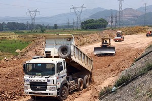 Giá nhiều loại nguyên vật liệu tăng mạnh gây khó cho các nhà thầu thi công cao tốc Bắc - Nam.