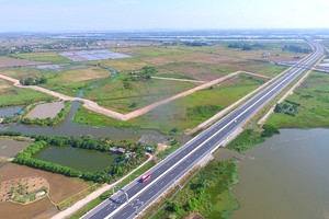 Cao tốc Hải Phòng - Hạ Long đi qua thị xã Quảng Yên đã tăng sức hút của các KCN trong KKT Quảng Yên. Ảnh: Đỗ Phương.
