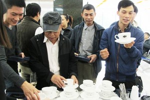 Những bộ tách cà phê có tên của nhà đầu tư được đặt thiết kế riêng