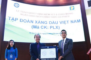 Chủ tịch Petrolimex Bùi Ngọc Bảo (trái) nhận quyết định niêm yết cổ phiếu