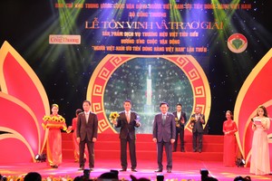 Ông Nguyễn Văn Bùi, Phó tổng giám đốc Traphaco nhận giải thưởng