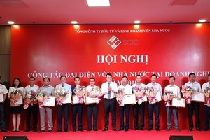 Lãnh đạo SCIC trao bằng khen cho những người đại diện vốn tại doanh nghiệp xuất sắc