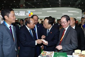 Thủ tướng thăm gian hàng nông sản Hapro tại Hội chợ nhập khẩu quốc tế Trung Quốc 2018