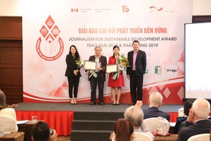 Tác giả bài viết đứng thứ hai từ bên phải sang