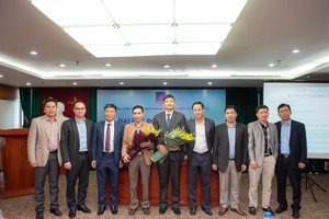 Ông Trần Hồng Kiên - Uỷ viên HĐQT độc lập ( thứ năm từ trái sang) ra mắt Đại hội