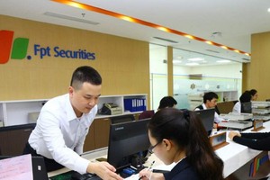 FPTS khuyến mại trúng điện thoại với EzMobileFutures