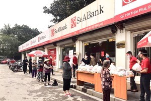 SeABank trao tặng 35,2 tấn gạo cho người nghèo trên toàn quốc trong mùa dịch Covid-19