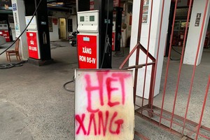 Nhiều cửa hàng bán lẻ xăng dầu treo biển hết xăng (Ảnh: Internet)