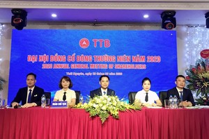 Đoàn chủ tịch điều khiển buổi lễ