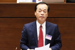 Bộ trưởng Bộ Xây dựng Phạm Hồng Hà trả lời chất vấn. Ảnh: VGP.