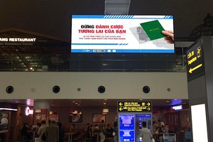 Biển truyền thông tuyên truyền nâng cao nhận thức phòng, chống mua bán người tại sân bay.