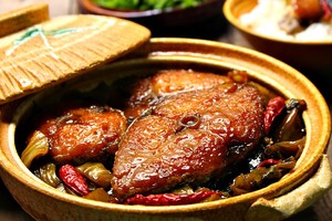 Cá kho cơm nóng là món ăn quen thuộc vào mùa Đông. Ảnh: Internet.