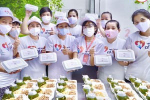 Các tình nguyện viên bếp "Việt Nam ơi cố lên!" ở Bình Tân chuẩn bị các suất từ thiện cho cộng đồng.