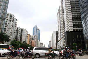 Dân số đô thị tăng nhanh đang gây áp lực lên nguồn cung nhà ở tại Hà Nội. Ảnh: Thành Nguyễn.