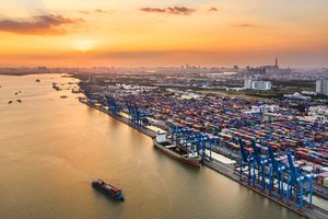 "Khối ngoại" có sản lượng thấp hơn nhưng lại chiếm tới 75% doanh thu trên thị trường logistics. Ảnh: Shutterstock.