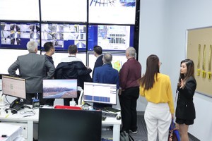 Đoàn thương mại làm việc với Công ty FPT về thành phố thông minh. 