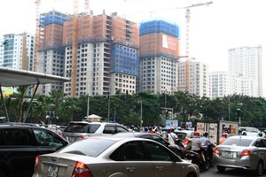 Nội đô trở nên quá chật chội. Ảnh: Thành Nguyễn.