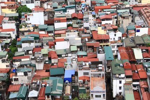 Hà Nội chật chội. Ảnh: Thành Nguyễn.