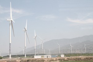 Năng lượng tái tạo là giải pháp dài hạn cho việc thiếu điện sản xuất. Ảnh: Bình Minh.