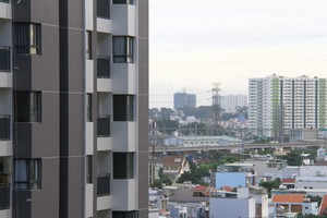 Người dân TP.HCM ngày càng khó mua nhà do giá cao. Ảnh: Bình Minh.