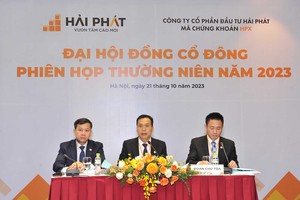 Ông Đỗ Quý Hải (giữa) tiếp tục giữ chức Chủ tịch Hội đồng Quản trị HPX. 