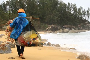 Rác thải nhựa là vấn đề lớn mà Việt Nam đang phải đối mặt. Ảnh: Bình Minh.