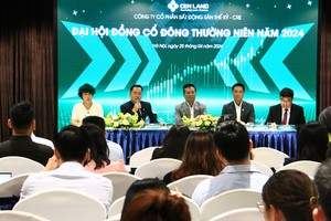 Ông Nguyễn Trung Vũ, Chủ tịch Cen Land trao đổi cùng các cổ đông. 