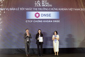 Bà Nguyễn Ngọc Linh, Tổng Giám đốc DNSE (giữa) nhận giải Top 10 công ty chứng khoán có dịch vụ bán lẻ tốt nhất tại Việt Nam.