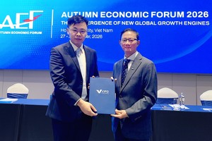 Ông Joseph Low (phải), Trưởng đại diện Keppel tại Việt Nam kiêm Chủ tịch Bộ phận Bất động sản, Keppel Việt Nam, nhận chứng nhận thành viên VIFC từ Ông Trương Minh Huy Vũ, Phó Chủ tịch Ủy ban nhân dân TP.HCM, Chủ tịch cơ quan điều hành Trung tâm tài chính quốc tế Việt Nam tại TP.HCM.