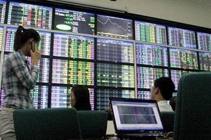 Thị trường tài chính 24h: Chứng khoán xả hàng cuối phiên