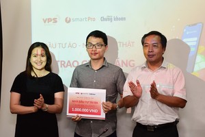 Ban tổ chức trao giải cho Top 3 nhà đầu tư hiệu quả nhất tháng 8