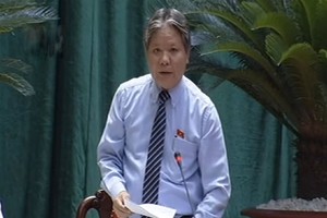 Bộ trưởng Tư pháp Hà Hùng Cường tại phiên chất vấn