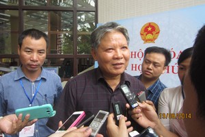 Bộ trưởng Bộ Tư pháp Hà Hùng Cường trả lời báo chí bên hành lang Quốc hội sáng nay (19/6)