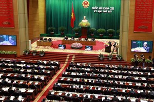 Bế mạc, Quốc hội ra Thông cáo tuyên bố lập trường chính nghĩa của Việt Nam