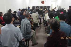 Các bị hại ngồi chật kín phòng xét xử