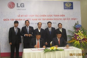 Thứ trưởng Bộ Xây dựng Nguyễn Trần Nam (giữa),  Chủ tịch Ủy ban Chứng khoán Vũ Bằng (thứ 2 từ phải sang) chứng kiến lễ ký kết