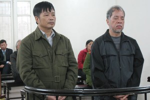 Hai bị cáo Nguyễn Đình Bang (bên trái) và Nguyễn Huy Khang
