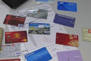 Nhiều ngân hàng bị các đối tượng dùng chứng minh thư nhân dân giả làm thẻ tín dụng