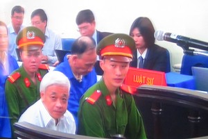 Bị cáo Nguyễn Đức Kiên (áo trắng), cùng các bị cáo khác tại phiên phúc thẩm sáng nay (ảnh chụp qua màn hình)