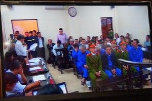 Chiều 1/12, Nguyễn Đức  Kiên tiếp tục bị cách ly khi Hội đồng xét xử thẩm vấn (Ảnh chụp qua màn hình)