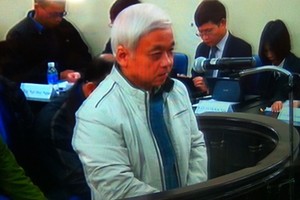 Bị cáo Nguyễn Đức Kiên khai trước tòa (ảnh chụp qua màn hình)