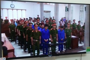 Các bị cáo nghe Tòa tuyên án (ảnh chụp qua màn hình)