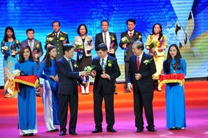 Ông Lê Văn Thanh, Tổng giám đốc CTCP Tôn mạ VNSteel Thăng Long nhận giải Thương hiệu quốc gia 2016. Ảnh Dũng Minh