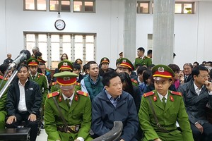 Bị cáo Hà Văn Thắm (ngồi giữa hàng đầu) tại tòa