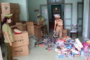 Lực lượng chức năng tỉnh Quảng Bình kiểm đếm số lô hàng không rõ nguồn gốc.
