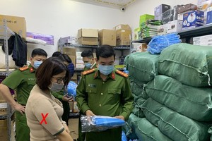 Công an khám xét Công ty TNHH Thương mại và Dịch vụ Đức Anh.

